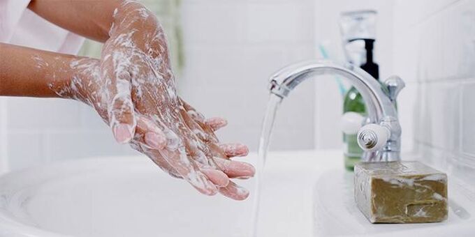 Πλύσιμο χεριών με σαπούνι για την πρόληψη των σκουληκιών